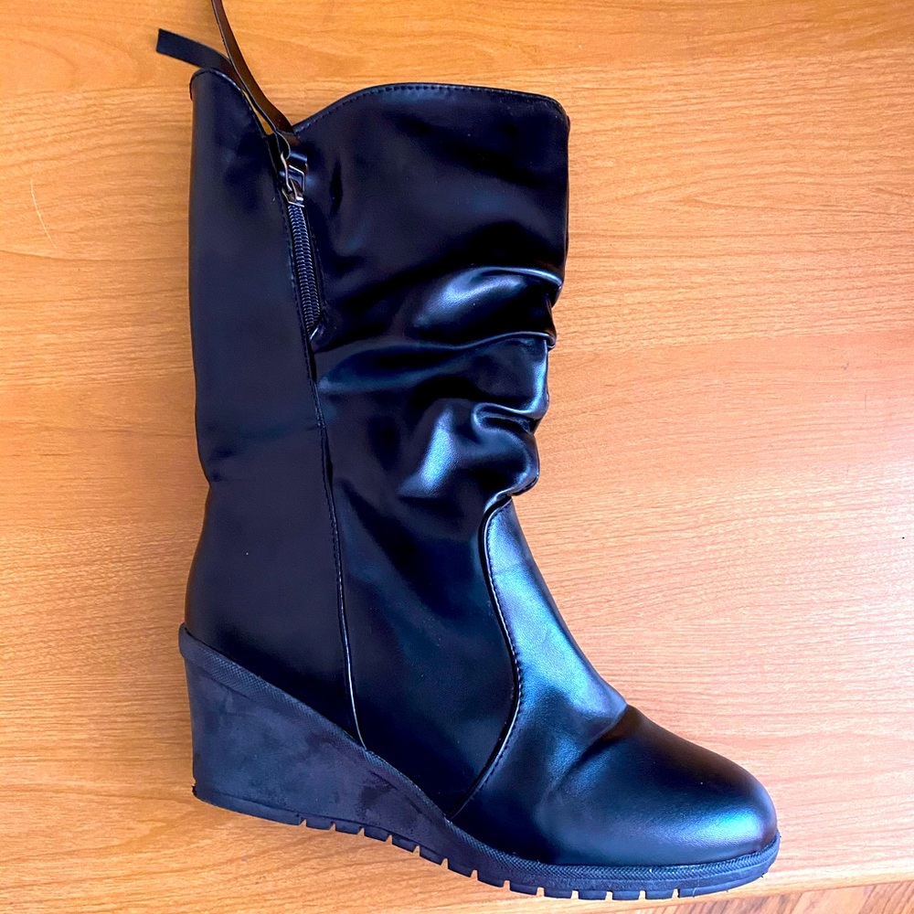 Very nice black boots.